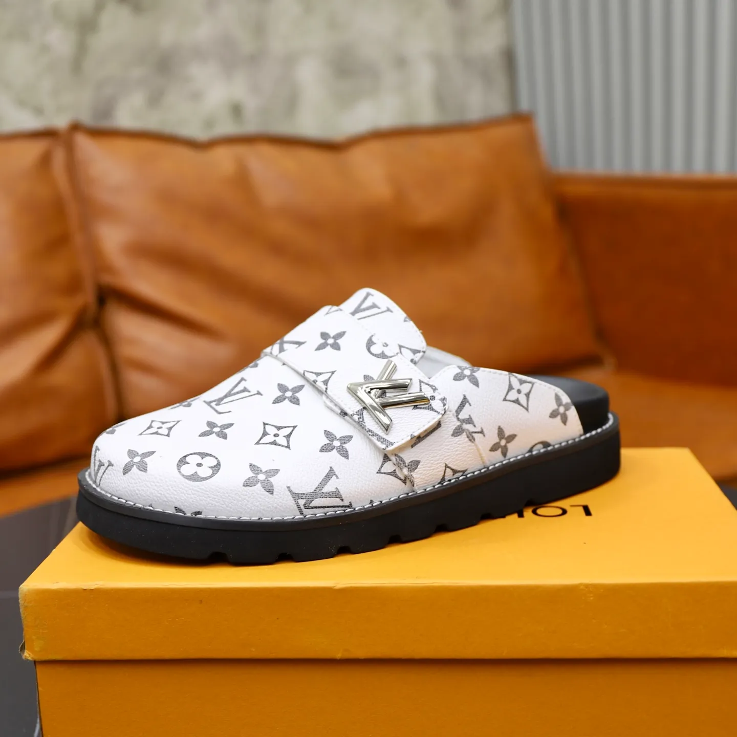 Ex-factory price 420💰 Lv. Popular men's slippers hot sale 🔥 🩴Official website one to one production 38-45 sizes 45 46 🉑️Customized!